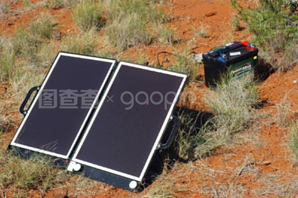 澳大利亚丛林中的太阳能电池板